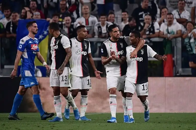 Triplo vantaggio bianconero con Danilo, Higuain e Ronaldo. Rimonta azzurra con Manolas, Lozano e Di Lorenzo e decisivo autogol finale di Koulibaly.