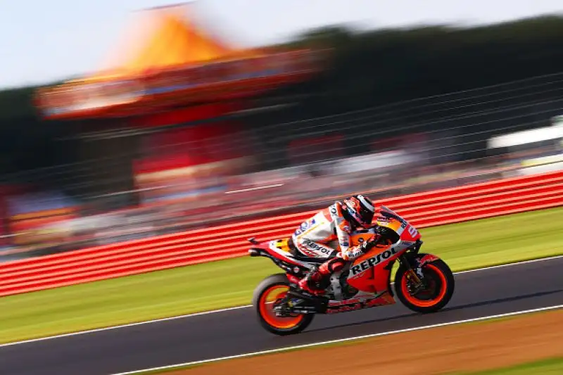Il centauro della Suzuki Alex Rins ha vinto il Gran Premio di Silverstone. Con una magia nel rettilineo finale, lo spagnolo ha beffato il campione del mondo bruciandolo sul traguardo.
