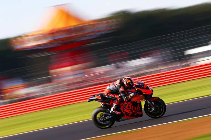 Il centauro della Suzuki Alex Rins ha vinto il Gran Premio di Silverstone. Con una magia nel rettilineo finale, lo spagnolo ha beffato il campione del mondo bruciandolo sul traguardo.