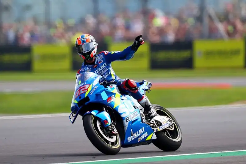 Il centauro della Suzuki Alex Rins ha vinto il Gran Premio di Silverstone. Con una magia nel rettilineo finale, lo spagnolo ha beffato il campione del mondo bruciandolo sul traguardo.