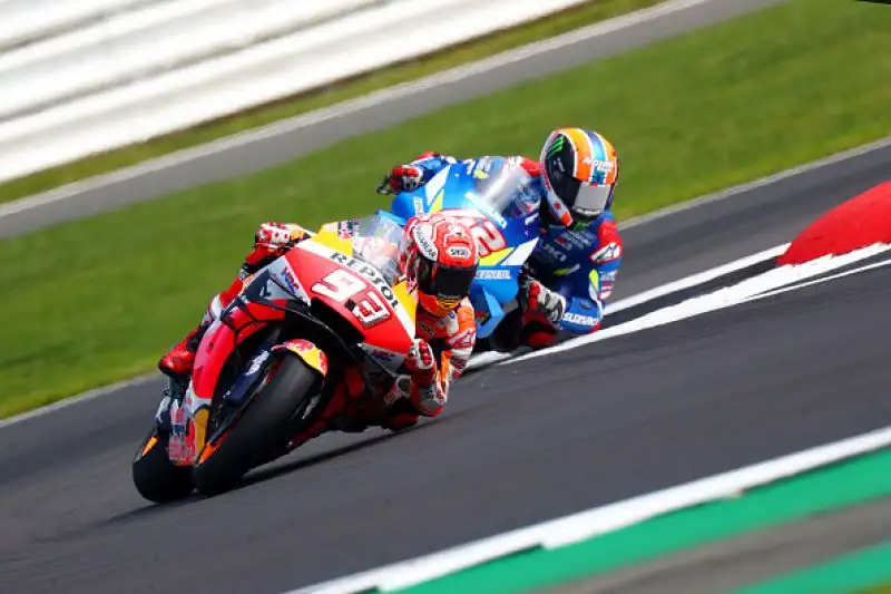 Il centauro della Suzuki Alex Rins ha vinto il Gran Premio di Silverstone. Con una magia nel rettilineo finale, lo spagnolo ha beffato il campione del mondo bruciandolo sul traguardo.