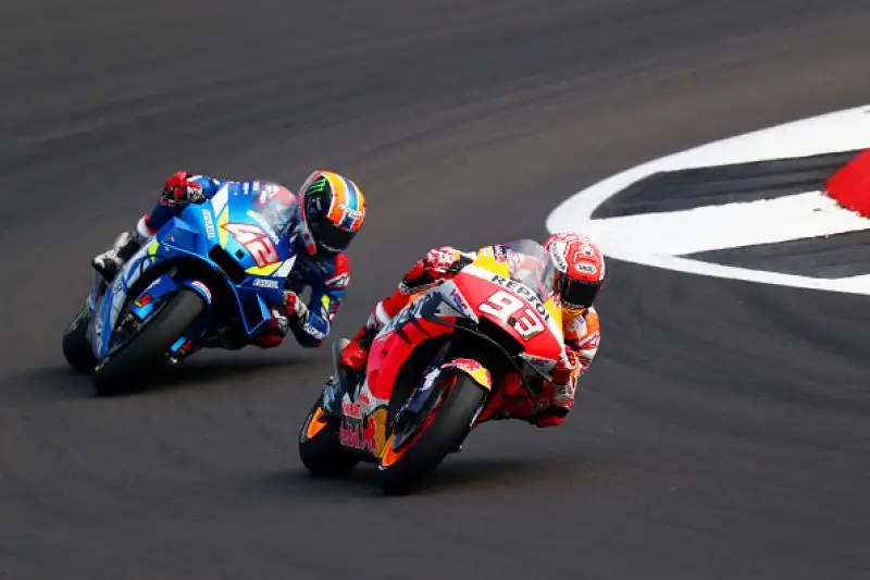 Il centauro della Suzuki Alex Rins ha vinto il Gran Premio di Silverstone. Con una magia nel rettilineo finale, lo spagnolo ha beffato il campione del mondo bruciandolo sul traguardo.