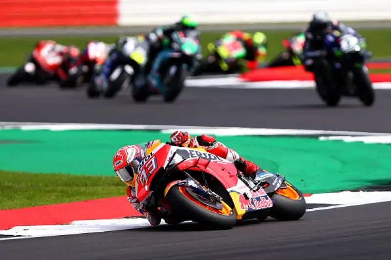 Il centauro della Suzuki Alex Rins ha vinto il Gran Premio di Silverstone. Con una magia nel rettilineo finale, lo spagnolo ha beffato il campione del mondo bruciandolo sul traguardo.