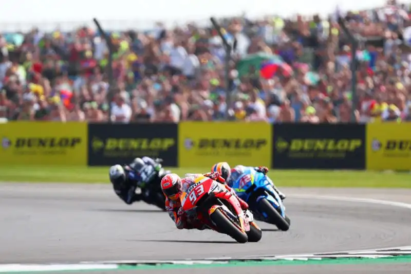 Il centauro della Suzuki Alex Rins ha vinto il Gran Premio di Silverstone. Con una magia nel rettilineo finale, lo spagnolo ha beffato il campione del mondo bruciandolo sul traguardo.