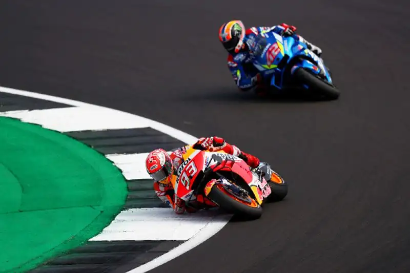 Il centauro della Suzuki Alex Rins ha vinto il Gran Premio di Silverstone. Con una magia nel rettilineo finale, lo spagnolo ha beffato il campione del mondo bruciandolo sul traguardo.