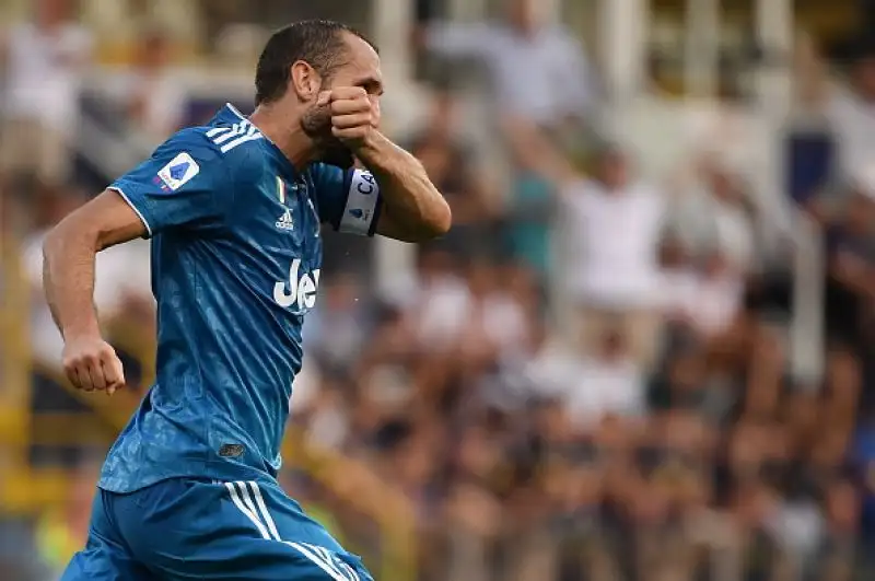 Una rete di capitan Chiellini inaugura il campionato di serie A della Juventus: i bianconeri superano di misura per 1-0 il Parma al Tardini e iniziano con il piede giusto la stagione.