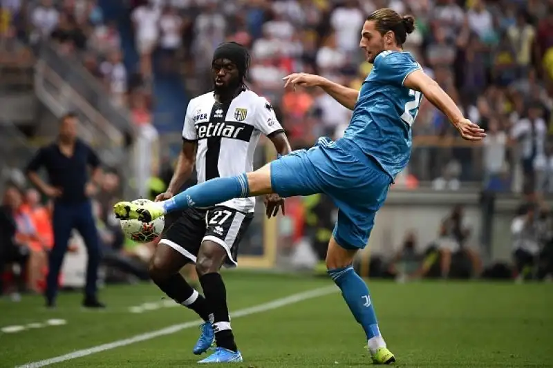 Una rete di capitan Chiellini inaugura il campionato di serie A della Juventus: i bianconeri superano di misura per 1-0 il Parma al Tardini e iniziano con il piede giusto la stagione.