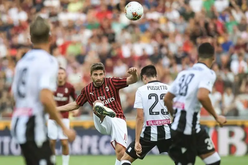 Esordio amaro per Marco Giampaolo sulla panchina del Milan. I rossoneri cadono per 1-0 ad Udine, decide Becao nella ripresa su assist di De Paul.