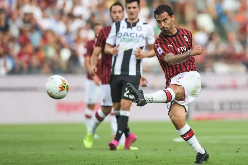 Esordio amaro per Marco Giampaolo sulla panchina del Milan. I rossoneri cadono per 1-0 ad Udine, decide Becao nella ripresa su assist di De Paul.