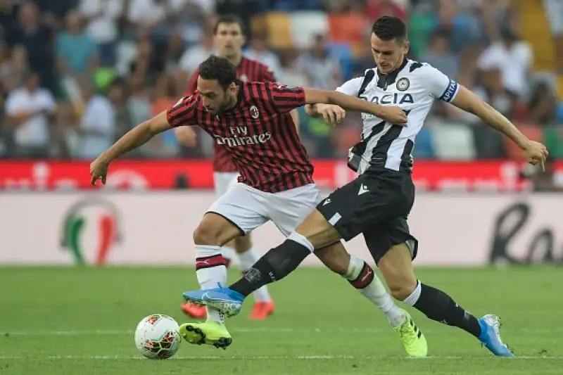 Esordio amaro per Marco Giampaolo sulla panchina del Milan. I rossoneri cadono per 1-0 ad Udine, decide Becao nella ripresa su assist di De Paul.