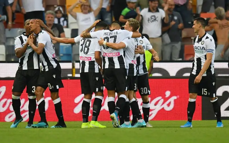 Esordio amaro per Marco Giampaolo sulla panchina del Milan. I rossoneri cadono per 1-0 ad Udine, decide Becao nella ripresa su assist di De Paul.