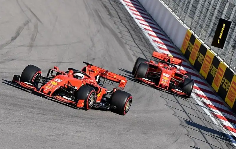 Hamilton ha vinto a Sochi davanti al compagno Bottas, terza la Ferrari di Leclerc.