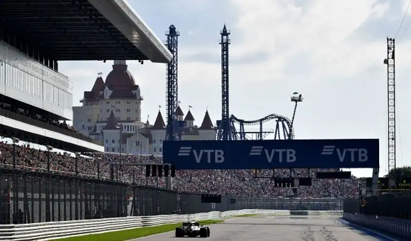 Hamilton ha vinto a Sochi davanti al compagno Bottas, terza la Ferrari di Leclerc.