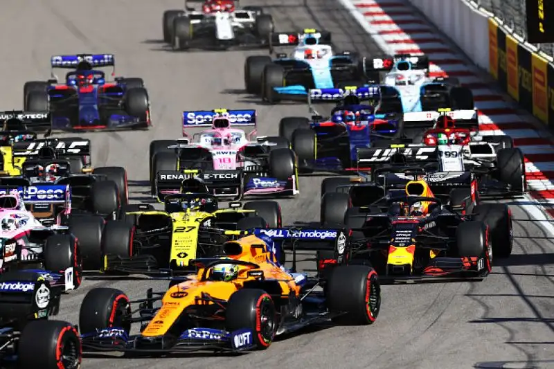 Hamilton ha vinto a Sochi davanti al compagno Bottas, terza la Ferrari di Leclerc.