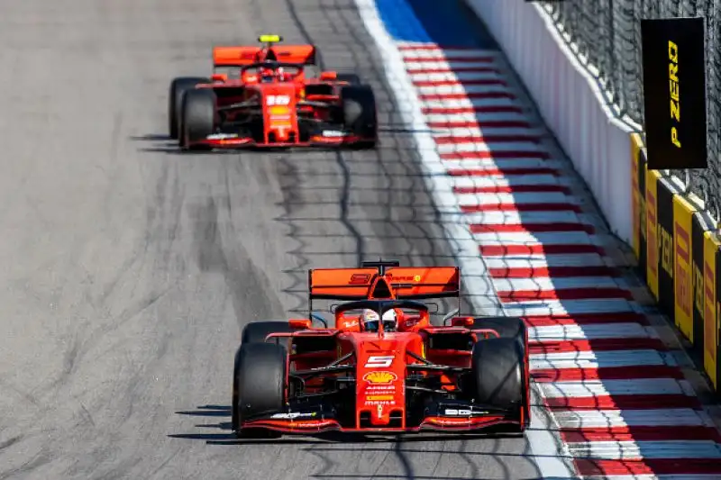 Hamilton ha vinto a Sochi davanti al compagno Bottas, terza la Ferrari di Leclerc.