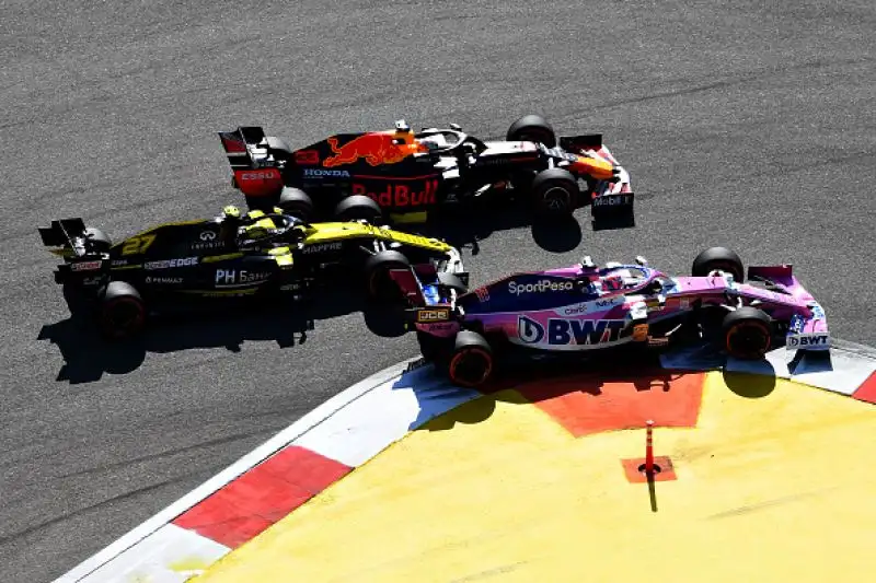 Hamilton ha vinto a Sochi davanti al compagno Bottas, terza la Ferrari di Leclerc.