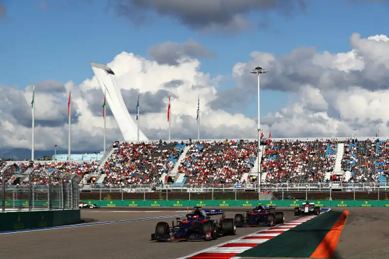 Hamilton ha vinto a Sochi davanti al compagno Bottas, terza la Ferrari di Leclerc.
