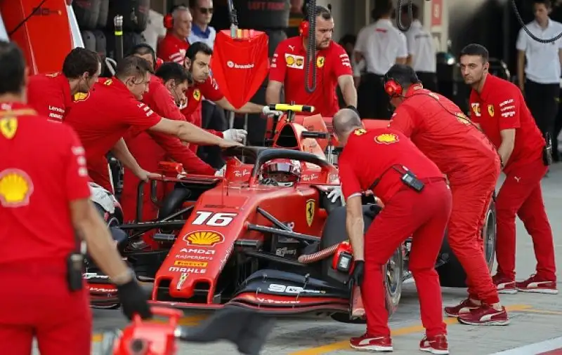 Il monegasco ha chiuso al comando le prove ufficiali davanti alla Mercedes di Hamilton e al compagno Vettel. Quarta la Red Bull di Verstappen.