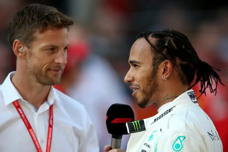 Il monegasco ha chiuso al comando le prove ufficiali davanti alla Mercedes di Hamilton e al compagno Vettel. Quarta la Red Bull di Verstappen.