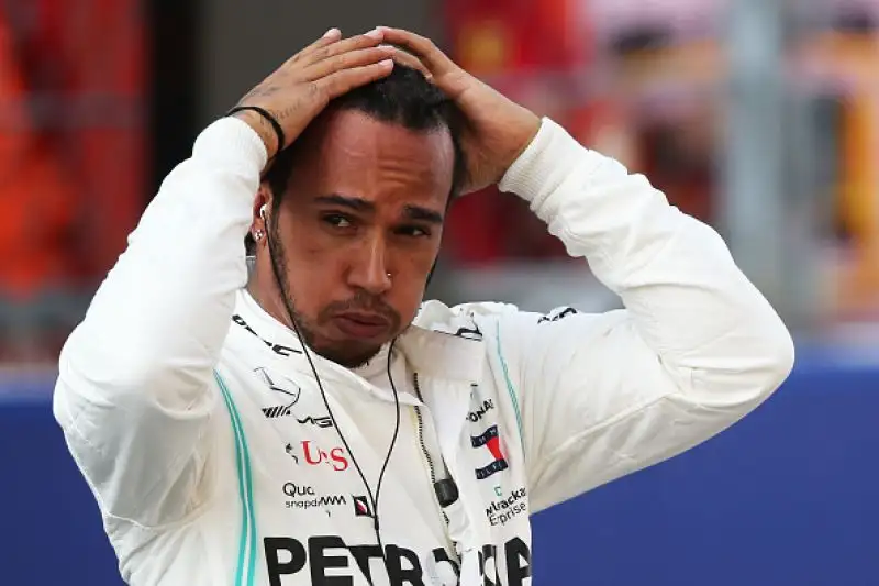 Il monegasco ha chiuso al comando le prove ufficiali davanti alla Mercedes di Hamilton e al compagno Vettel. Quarta la Red Bull di Verstappen.