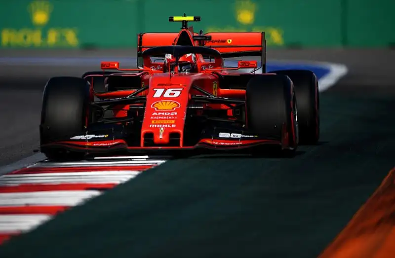 Il monegasco ha chiuso al comando le prove ufficiali davanti alla Mercedes di Hamilton e al compagno Vettel. Quarta la Red Bull di Verstappen.