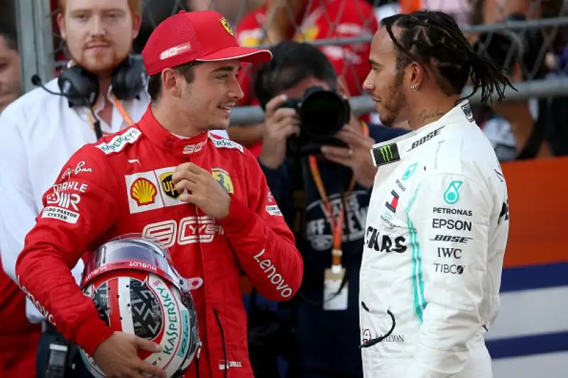 Il monegasco ha chiuso al comando le prove ufficiali davanti alla Mercedes di Hamilton e al compagno Vettel. Quarta la Red Bull di Verstappen.