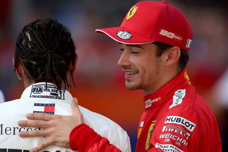 Il monegasco ha chiuso al comando le prove ufficiali davanti alla Mercedes di Hamilton e al compagno Vettel. Quarta la Red Bull di Verstappen.