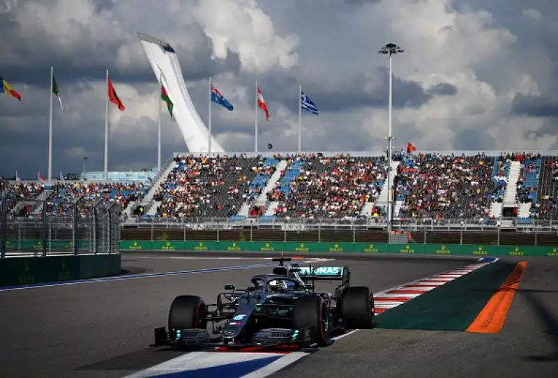 Il monegasco ha chiuso al comando le prove ufficiali davanti alla Mercedes di Hamilton e al compagno Vettel. Quarta la Red Bull di Verstappen.