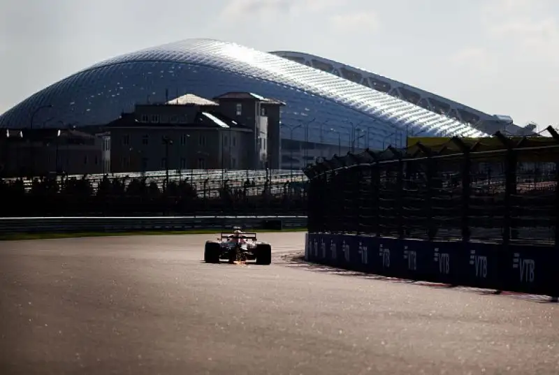 Il monegasco ha chiuso al comando le prove ufficiali davanti alla Mercedes di Hamilton e al compagno Vettel. Quarta la Red Bull di Verstappen.