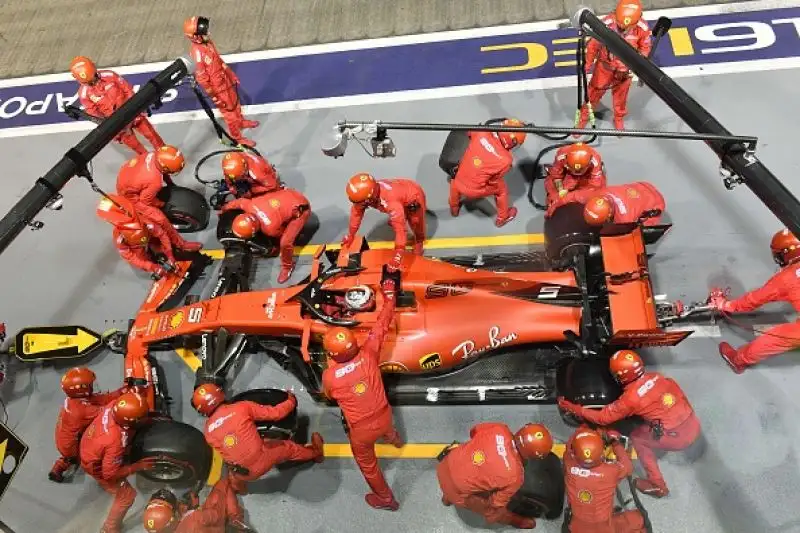 Trionfo totale della Ferrari a Singapore. Il Cavallino Rampante a Marina Bay ottiene la sua prima doppietta della stagione: Vettel si prende la rivincita vincendo davanti al compagno di Leclerc