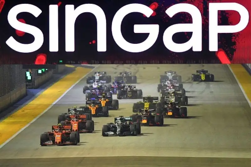 Trionfo totale della Ferrari a Singapore. Il Cavallino Rampante a Marina Bay ottiene la sua prima doppietta della stagione: Vettel si prende la rivincita vincendo davanti al compagno di Leclerc