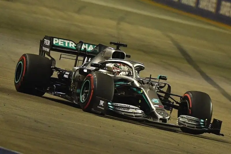 Trionfo totale della Ferrari a Singapore. Il Cavallino Rampante a Marina Bay ottiene la sua prima doppietta della stagione: Vettel si prende la rivincita vincendo davanti al compagno di Leclerc