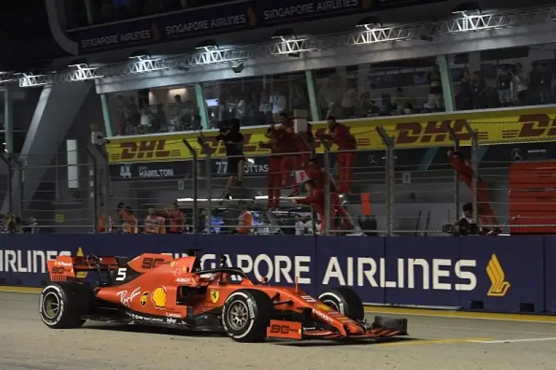 Trionfo totale della Ferrari a Singapore. Il Cavallino Rampante a Marina Bay ottiene la sua prima doppietta della stagione: Vettel si prende la rivincita vincendo davanti al compagno di Leclerc