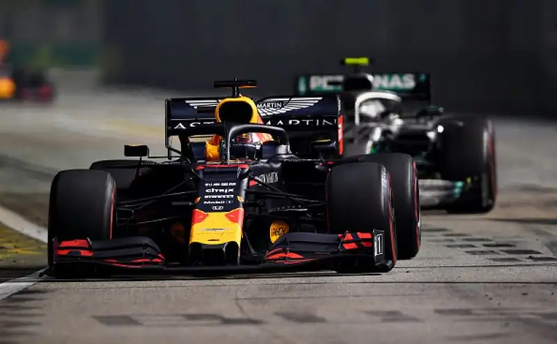 Trionfo totale della Ferrari a Singapore. Il Cavallino Rampante a Marina Bay ottiene la sua prima doppietta della stagione: Vettel si prende la rivincita vincendo davanti al compagno di Leclerc