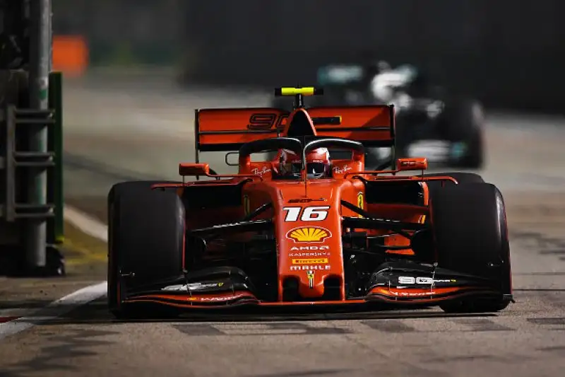 Trionfo totale della Ferrari a Singapore. Il Cavallino Rampante a Marina Bay ottiene la sua prima doppietta della stagione: Vettel si prende la rivincita vincendo davanti al compagno di Leclerc
