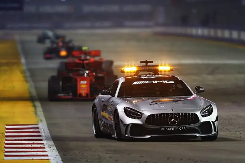Trionfo totale della Ferrari a Singapore. Il Cavallino Rampante a Marina Bay ottiene la sua prima doppietta della stagione: Vettel si prende la rivincita vincendo davanti al compagno di Leclerc