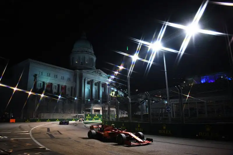 Trionfo totale della Ferrari a Singapore. Il Cavallino Rampante a Marina Bay ottiene la sua prima doppietta della stagione: Vettel si prende la rivincita vincendo davanti al compagno di Leclerc