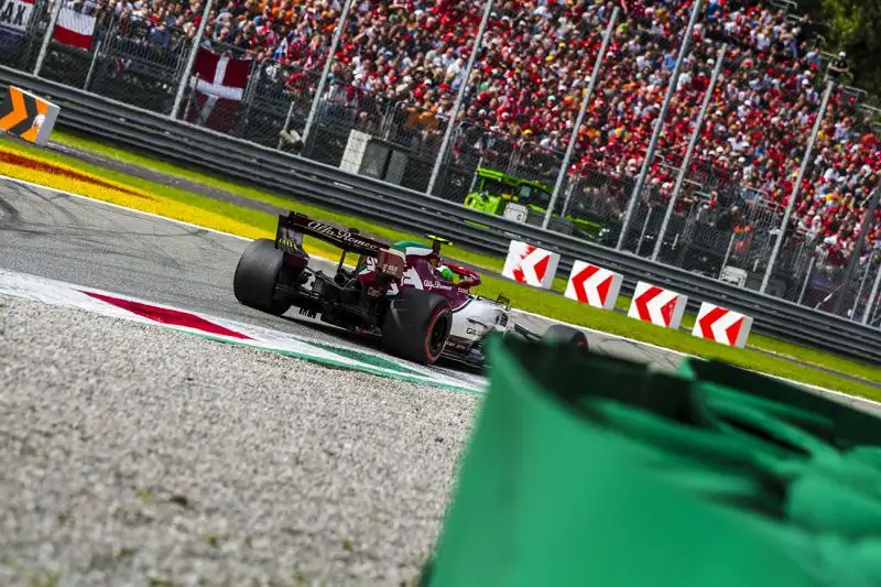 Il pilota del Principato vince i duelli con Hamilton e Bottas davanti a 100mila tifosi ferraristi.