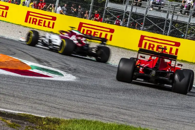 Il pilota del Principato vince i duelli con Hamilton e Bottas davanti a 100mila tifosi ferraristi.