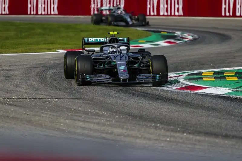 Il pilota del Principato vince i duelli con Hamilton e Bottas davanti a 100mila tifosi ferraristi.