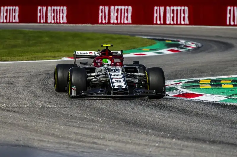Il pilota del Principato vince i duelli con Hamilton e Bottas davanti a 100mila tifosi ferraristi.