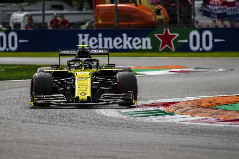 Il pilota del Principato vince i duelli con Hamilton e Bottas davanti a 100mila tifosi ferraristi.