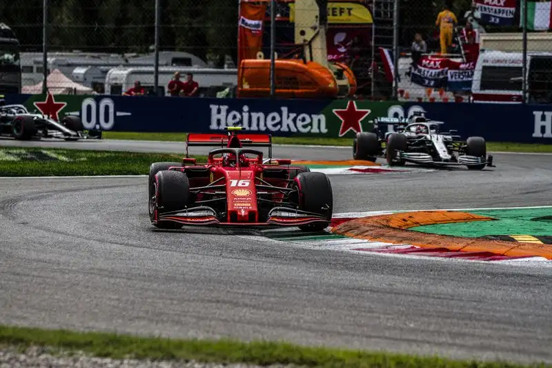 Il pilota del Principato vince i duelli con Hamilton e Bottas davanti a 100mila tifosi ferraristi.