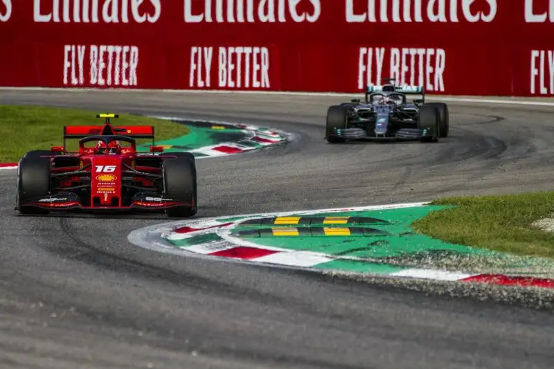 Il pilota del Principato vince i duelli con Hamilton e Bottas davanti a 100mila tifosi ferraristi.