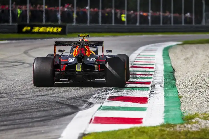 Il pilota del Principato vince i duelli con Hamilton e Bottas davanti a 100mila tifosi ferraristi.