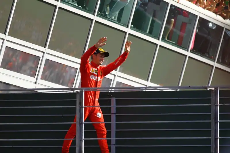 Il pilota del Principato vince i duelli con Hamilton e Bottas davanti a 100mila tifosi ferraristi.