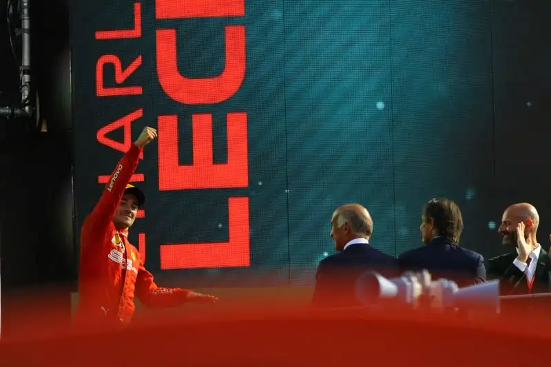 Il pilota del Principato vince i duelli con Hamilton e Bottas davanti a 100mila tifosi ferraristi.