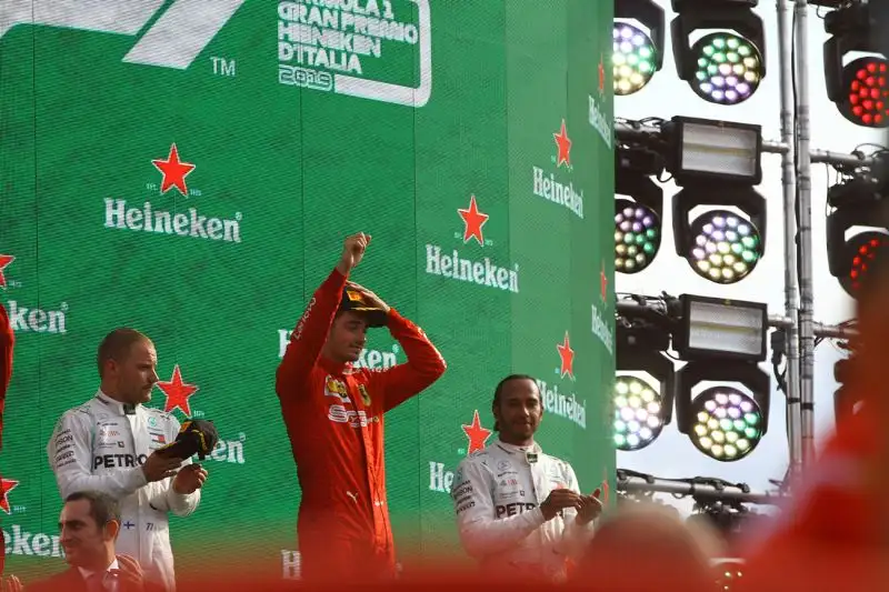 Il pilota del Principato vince i duelli con Hamilton e Bottas davanti a 100mila tifosi ferraristi.