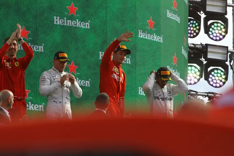 Il pilota del Principato vince i duelli con Hamilton e Bottas davanti a 100mila tifosi ferraristi.