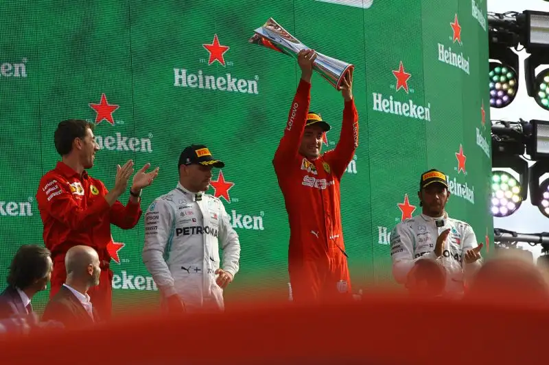 Il pilota del Principato vince i duelli con Hamilton e Bottas davanti a 100mila tifosi ferraristi.